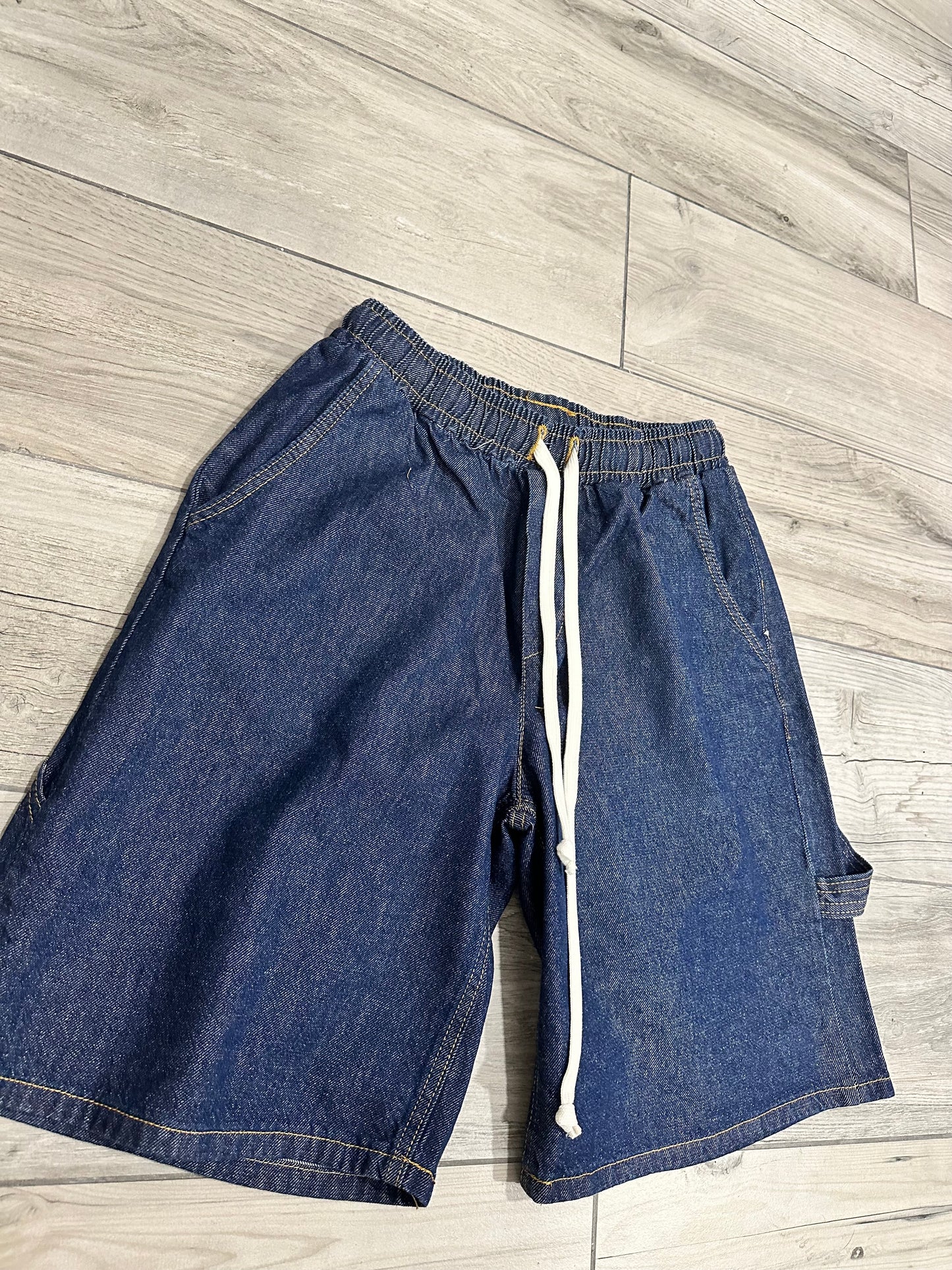 Short baggy blue jeans elastic