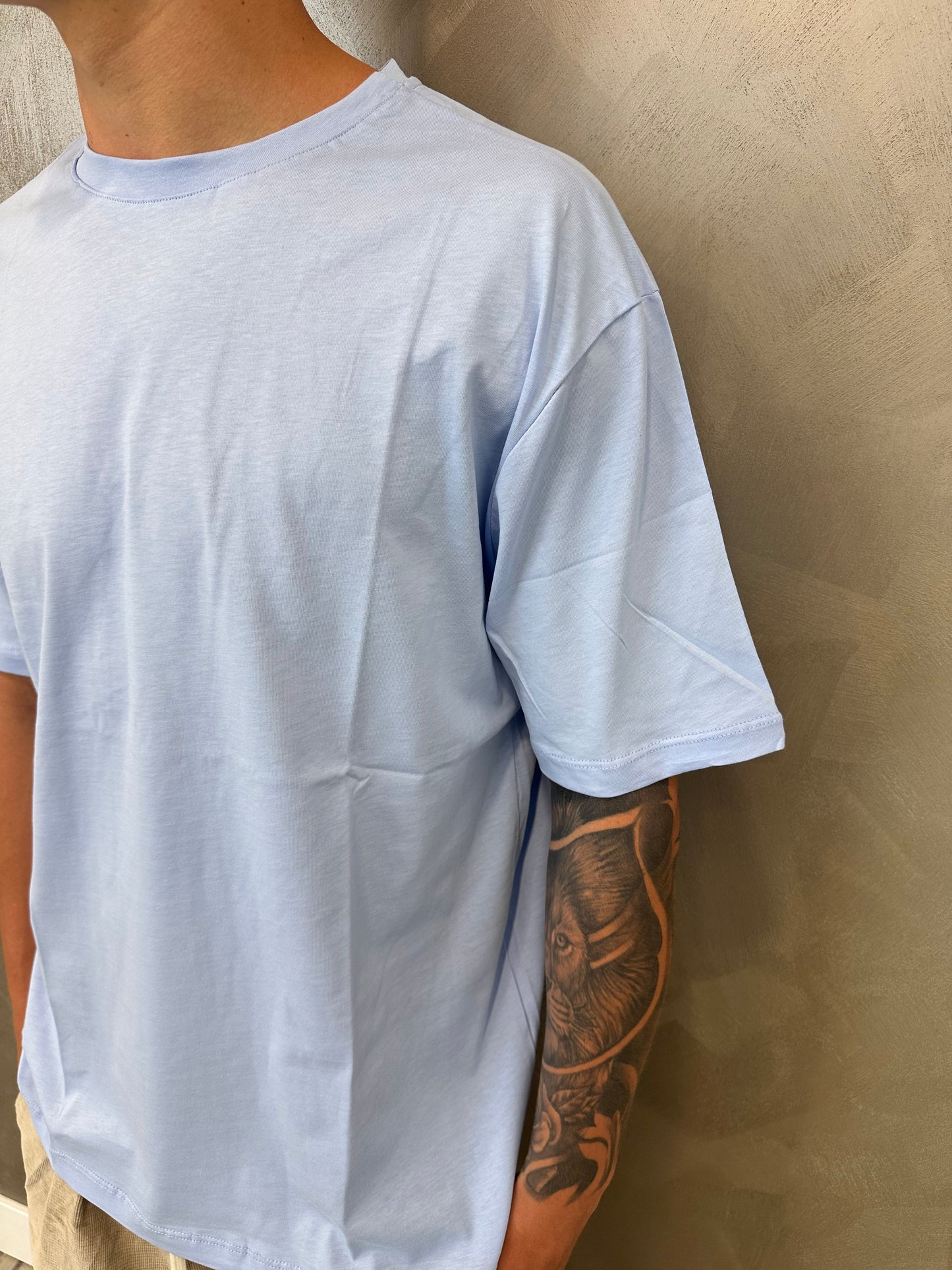 T-shirt celeste semi-over girocollo basic