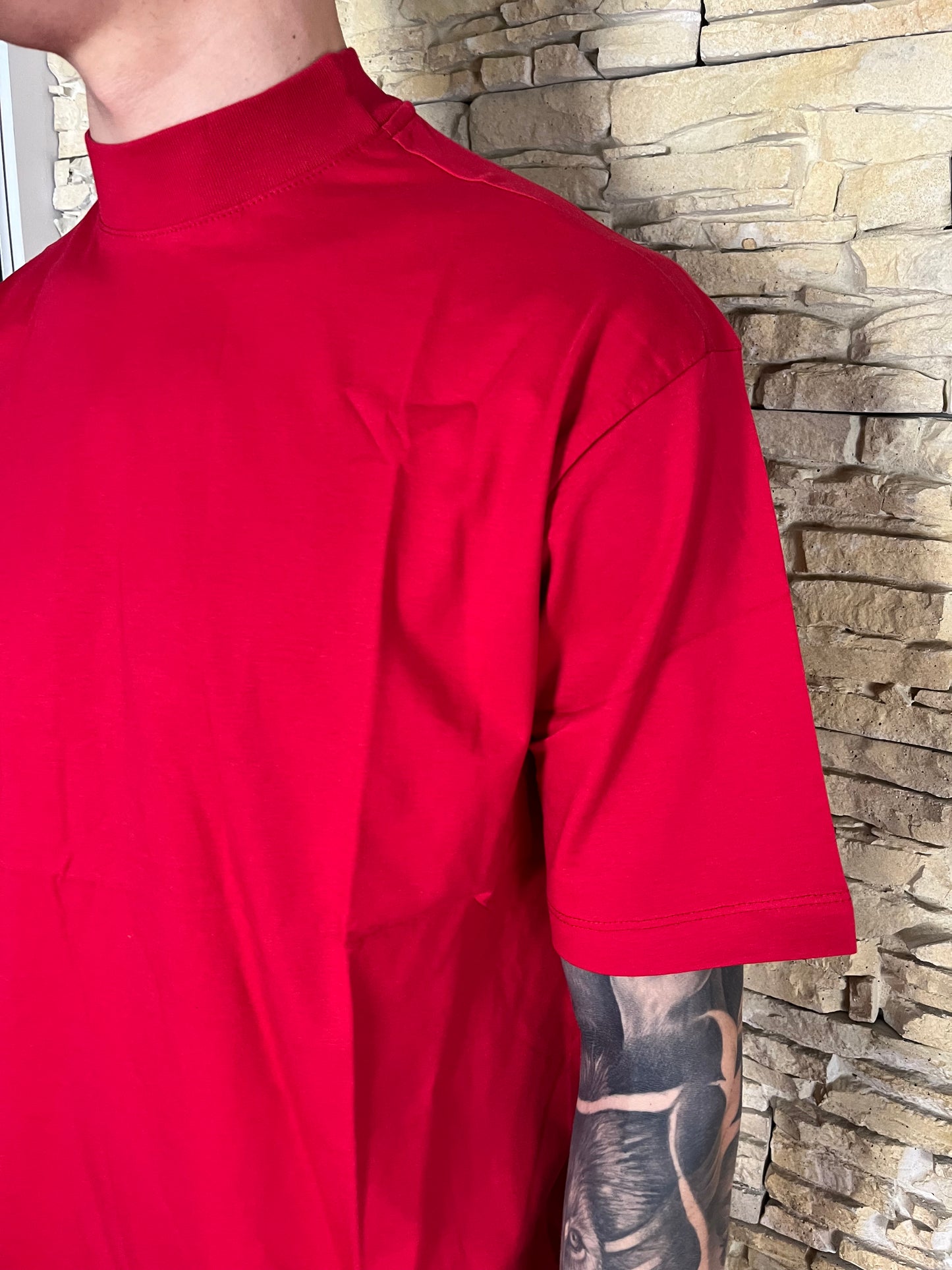 T-shirt rossa colletto alto