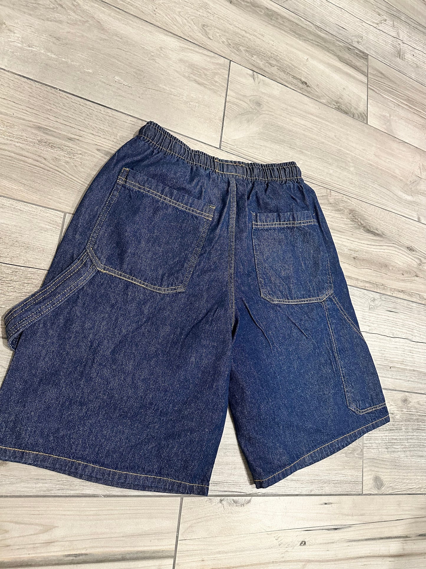 Short baggy blue jeans elastic