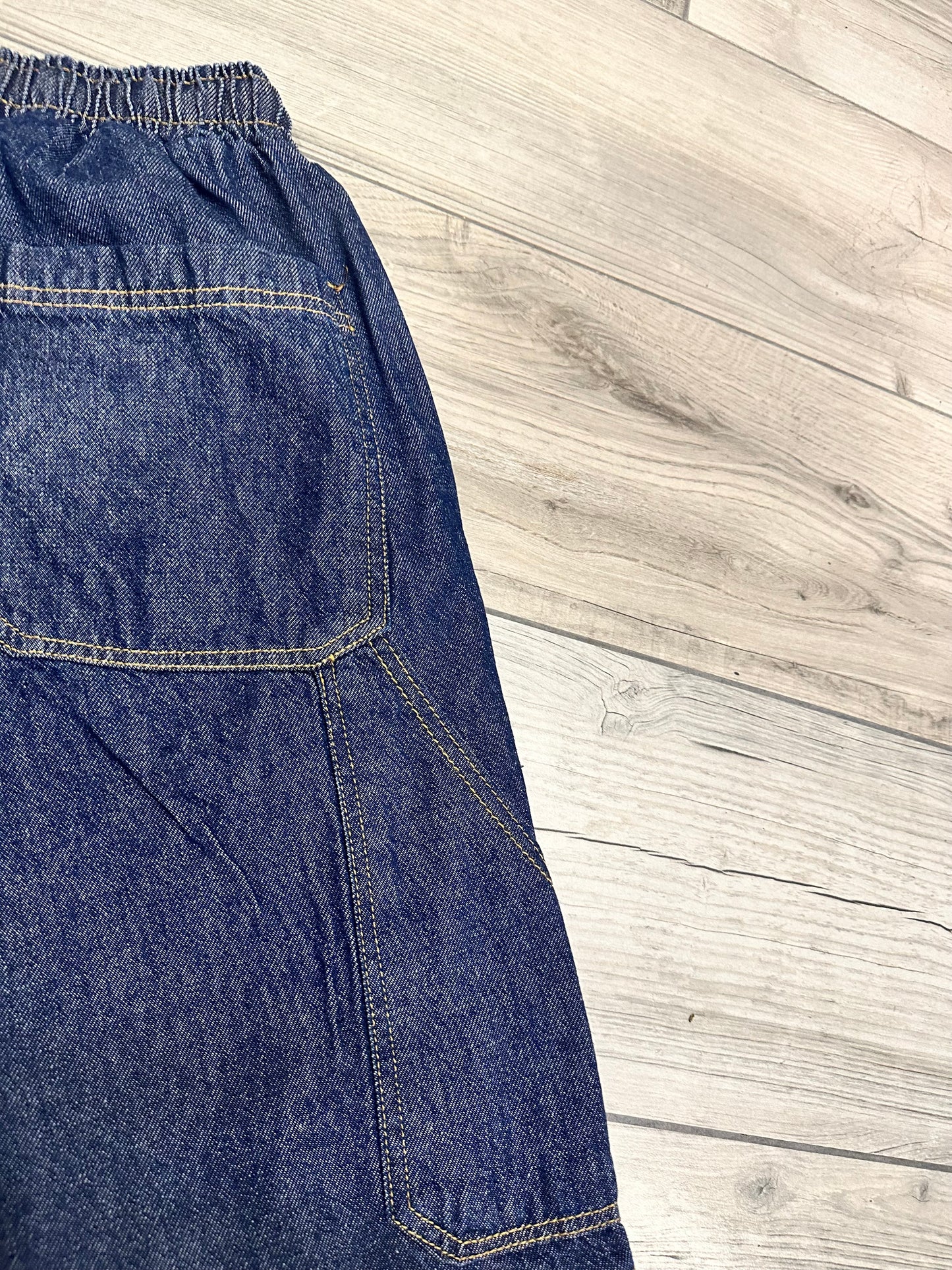 Short baggy blue jeans elastic