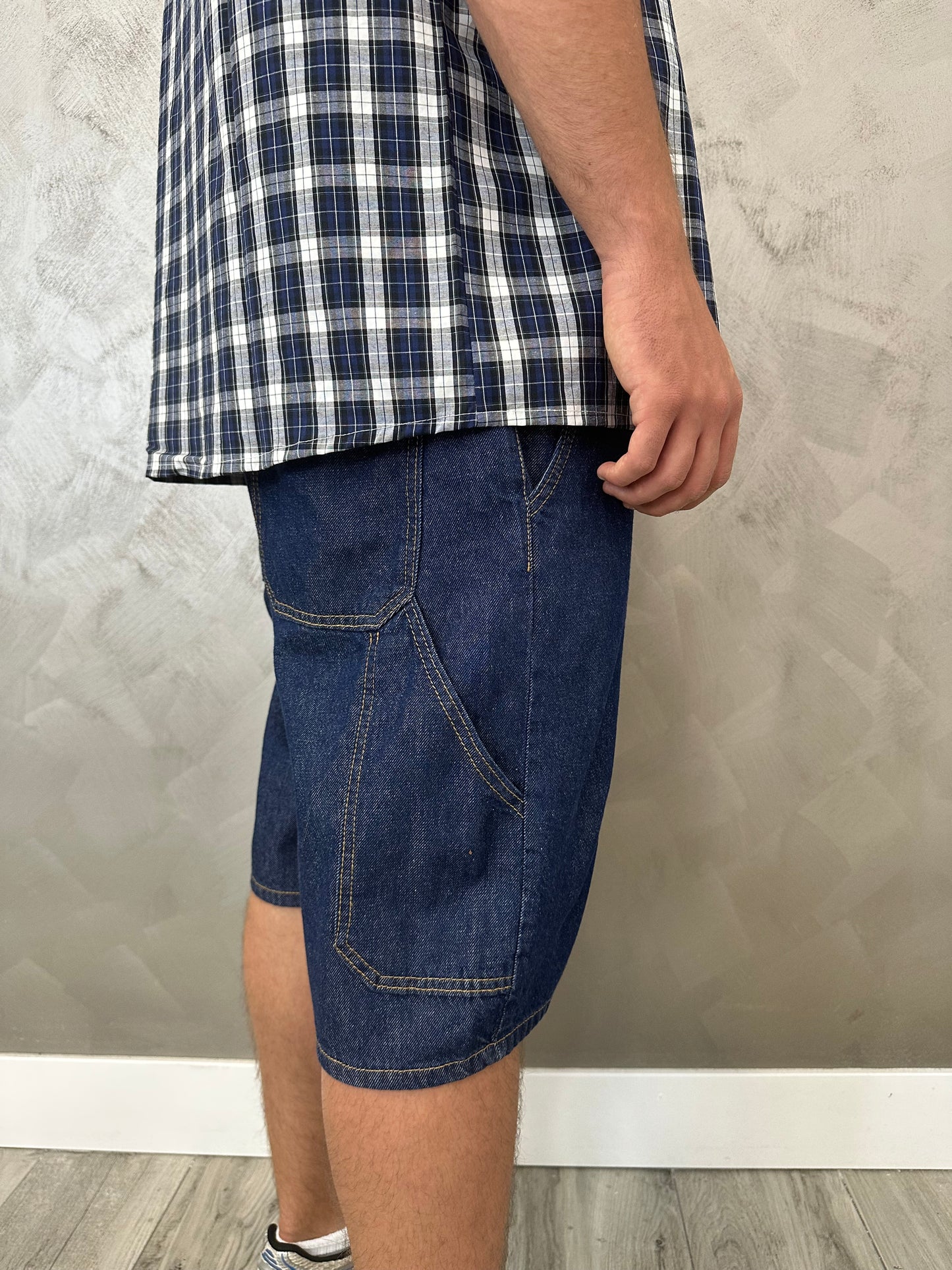Short baggy blue jeans elastic
