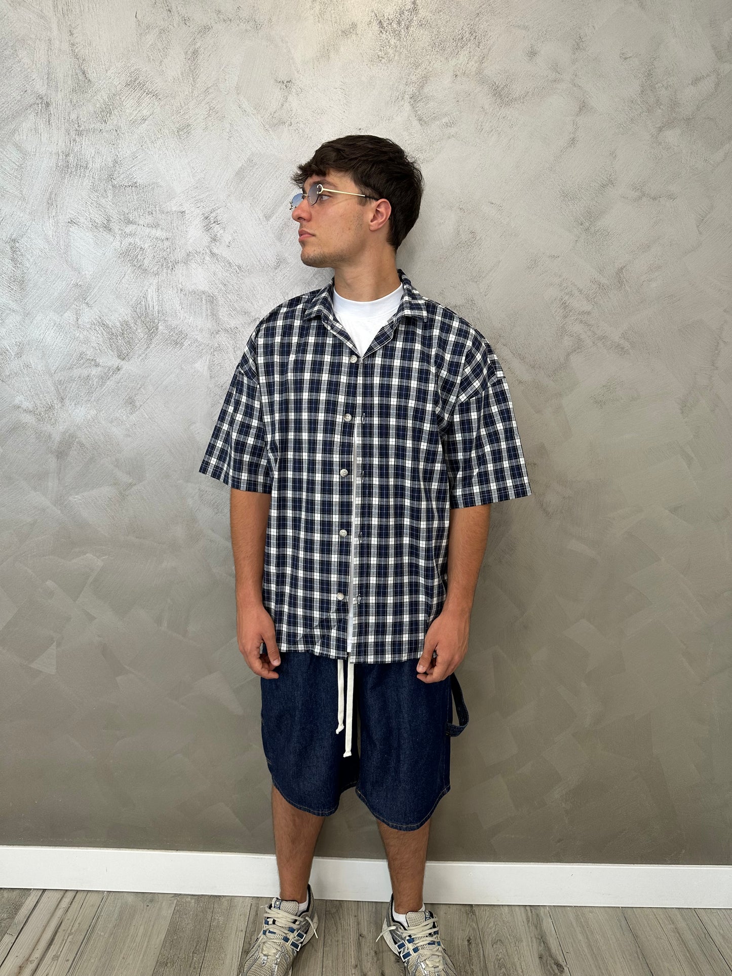 Short baggy blue jeans elastic