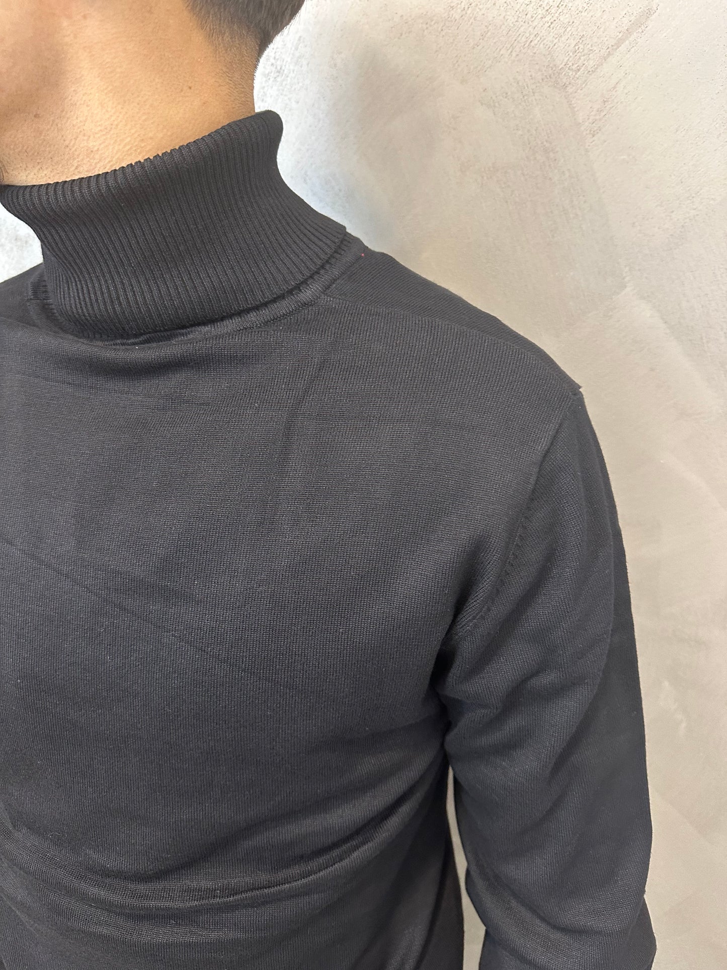 BLACK TURTLENECK