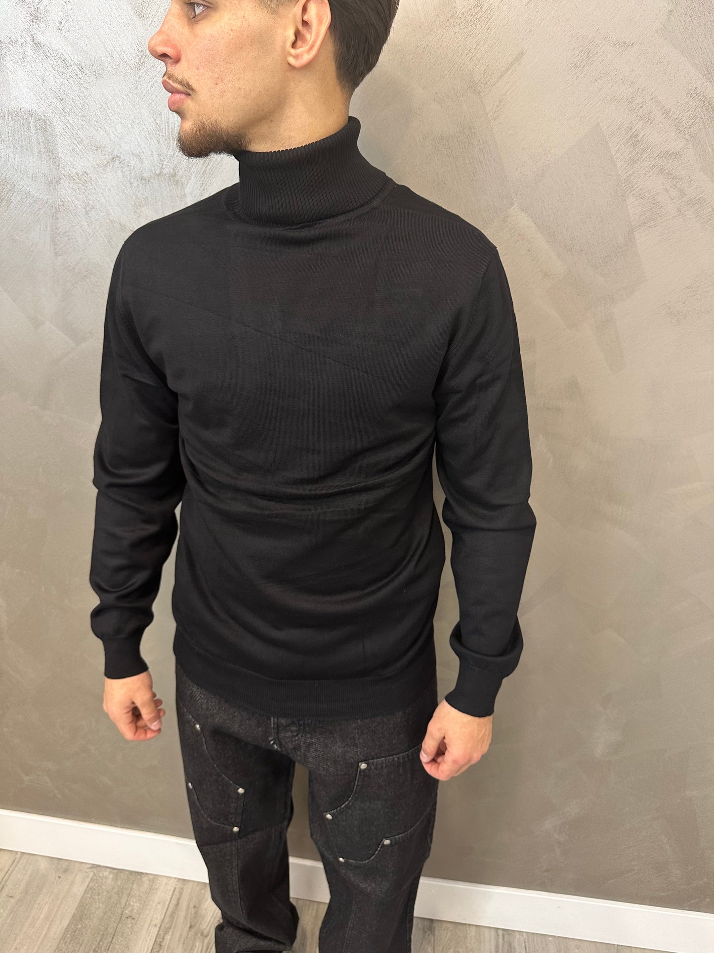 BLACK TURTLENECK