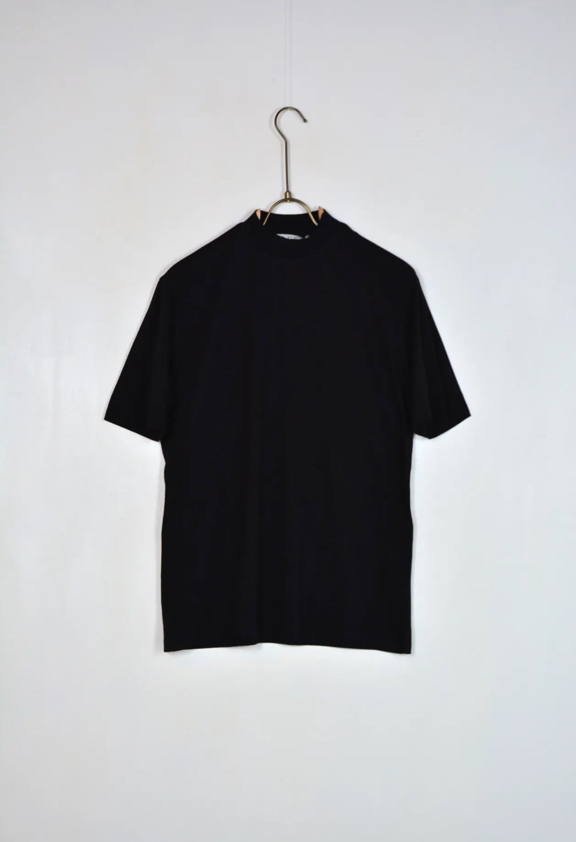 BLACK HIGH COLLAR T-SHIRT