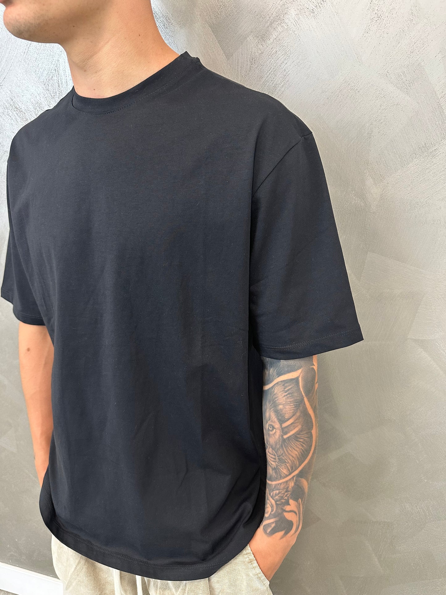 T-SHIRT BLACK SEMI-OVER GIROCOLLO BASIC